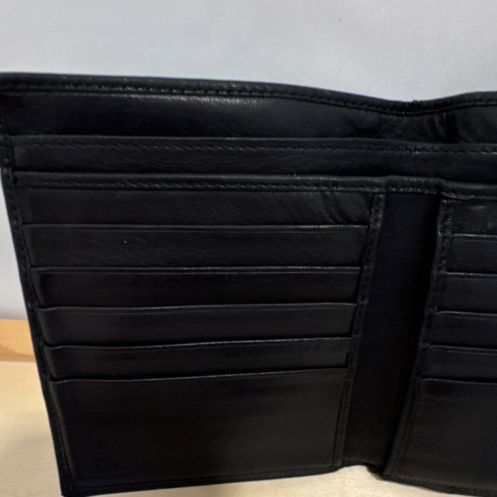 Gucci Black Snap Wallet w/ Logo Hardware, Coin Pocket & Credit Card Slots - Picture 4 of 16